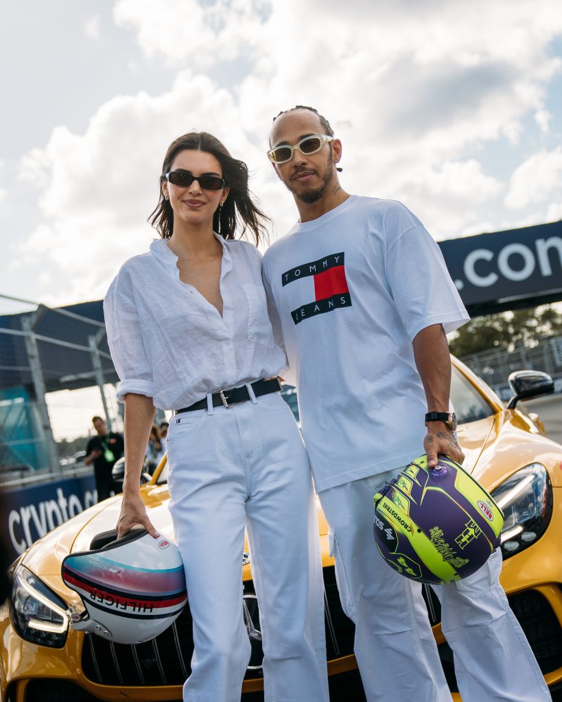 Siêu mẫu Kendall Jenner, tay đua Lewis Hamilton và ca sĩ Justine Skye mang  thời trang Tommy Hilfiger đến giải đua xe Miami Grand Prix | ACFC Blog