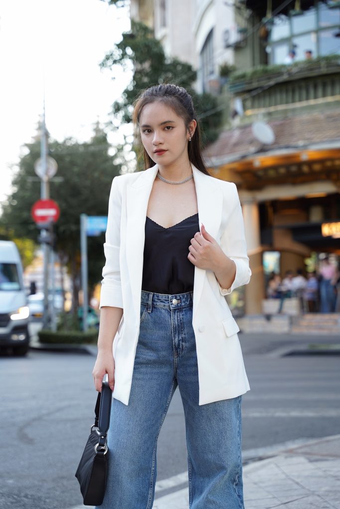 Phối áo blazer cùng quần jeans ống rộng tạo ra phong cách thanh lịch và tinh tế nhưng vẫn thoải mái và gần gũi.