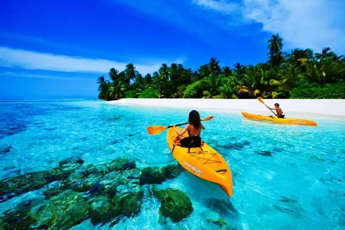 Đi Maldives mặc gì chèo Kayak, một môn thể thao dưới nước thú vị nơi đây.