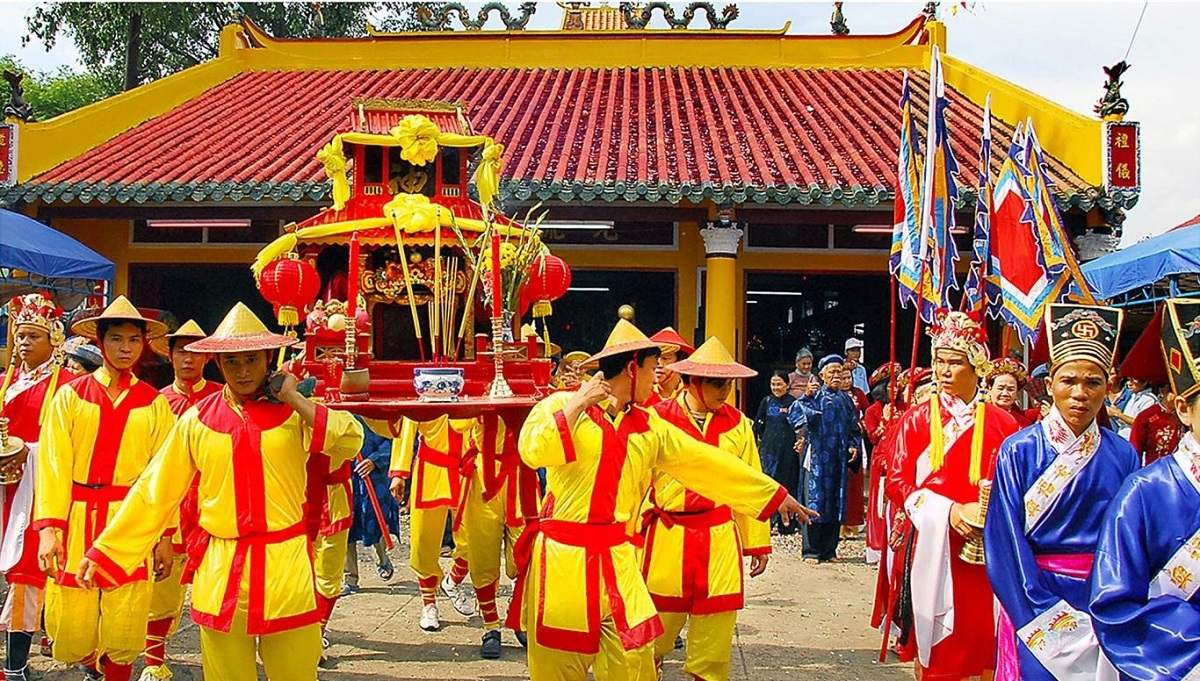 Đi Ninh Bình mặc gì để tham gia lễ hội chùa Bái Đính rực rỡ và nhộn nhịp trong mùa Xuân.