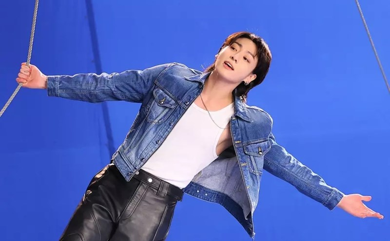 Jungkook trưng dụng áo khoác denim trong MV solo “Seven”.