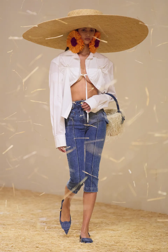 Chiếc mũ đi nắng sẽ là must-have item trong tủ đồ của nàng vào Hè này. Ảnh: Jacquemus Spring/Summer 2023.