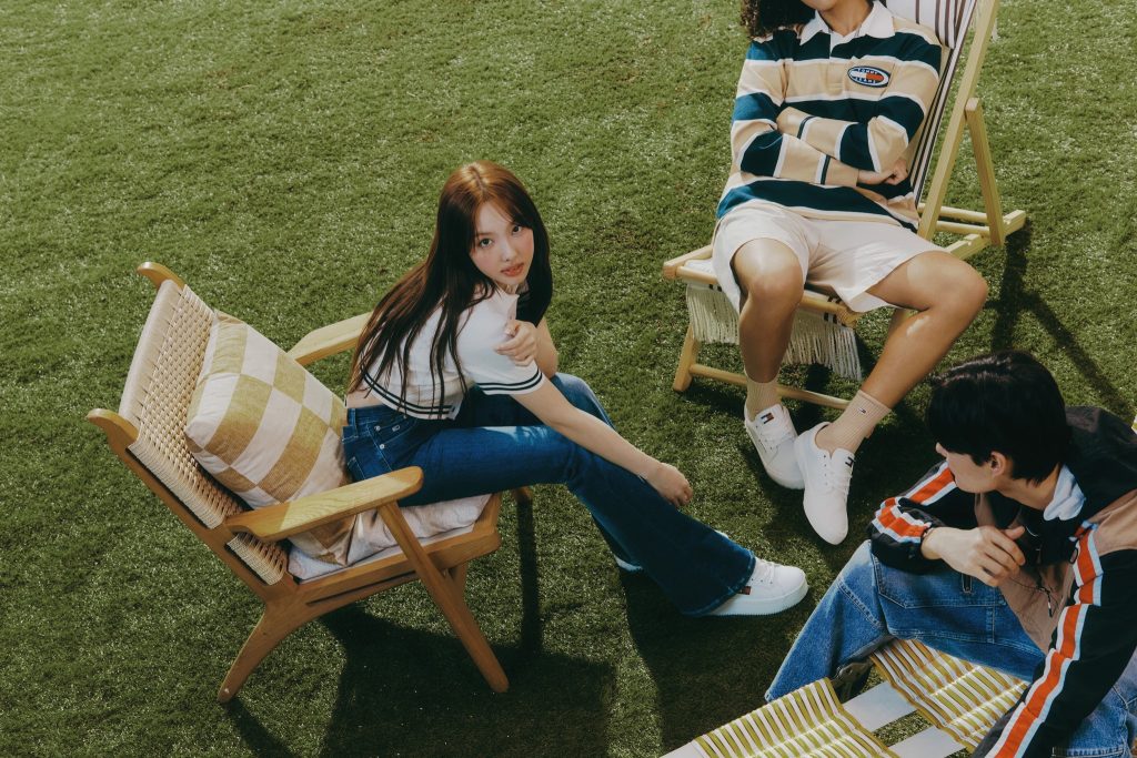 Nayeon cùng những người bạn diện giày từ thương hiệu Tommy Hilfiger.