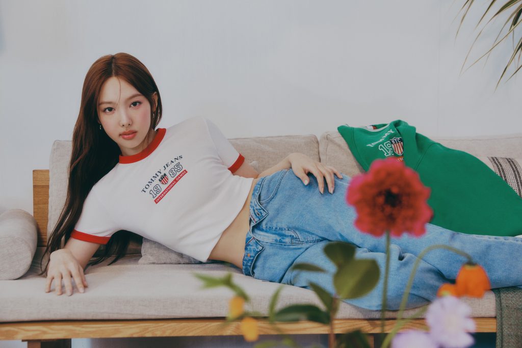 Nayeon thời trang trong chiếc áo Tommy Jeans.