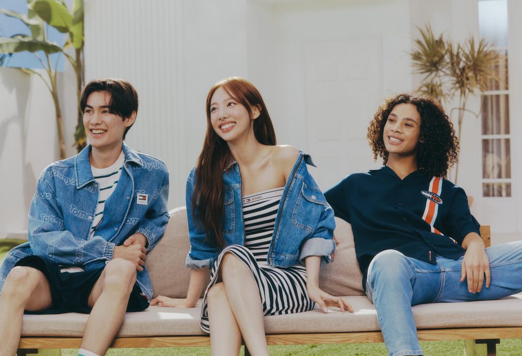 Nayeon duyên dáng và nữ tính trong chiếc đầm của Tommy Jeans.