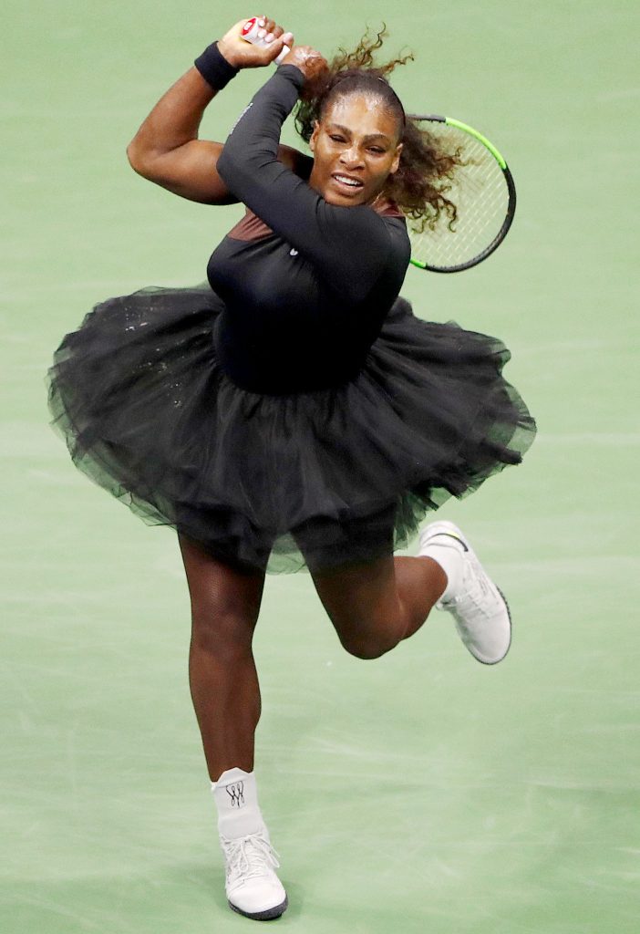 Tay vợt Serena Williams phong cách trong chiếc váy tutu độc đáo.