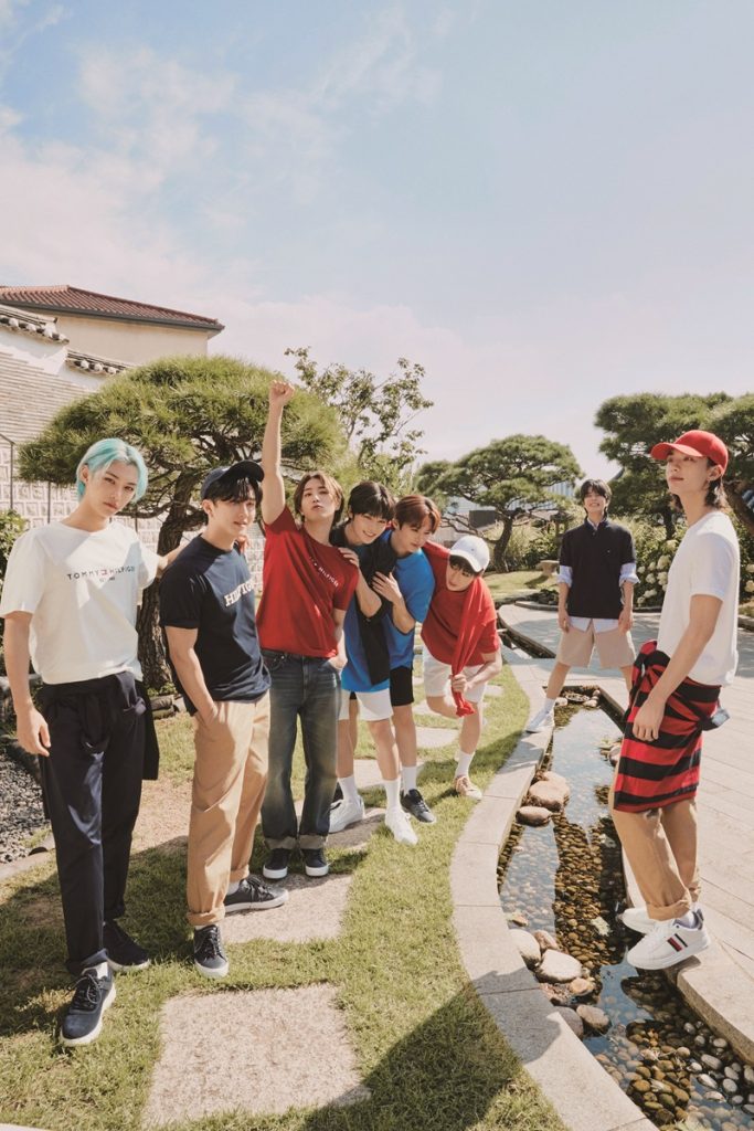 Stray Kids với các mẫu giày khác nhau của Tommy Hilfiger.