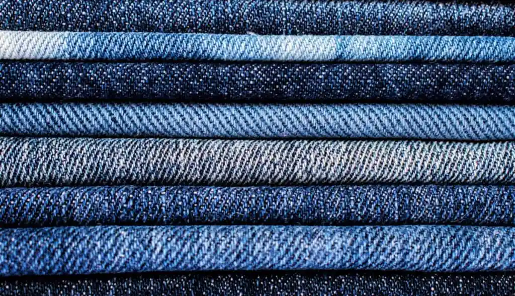 Jeans vs. Denim: Vải denim với đường gân đan chéo tinh tế. 