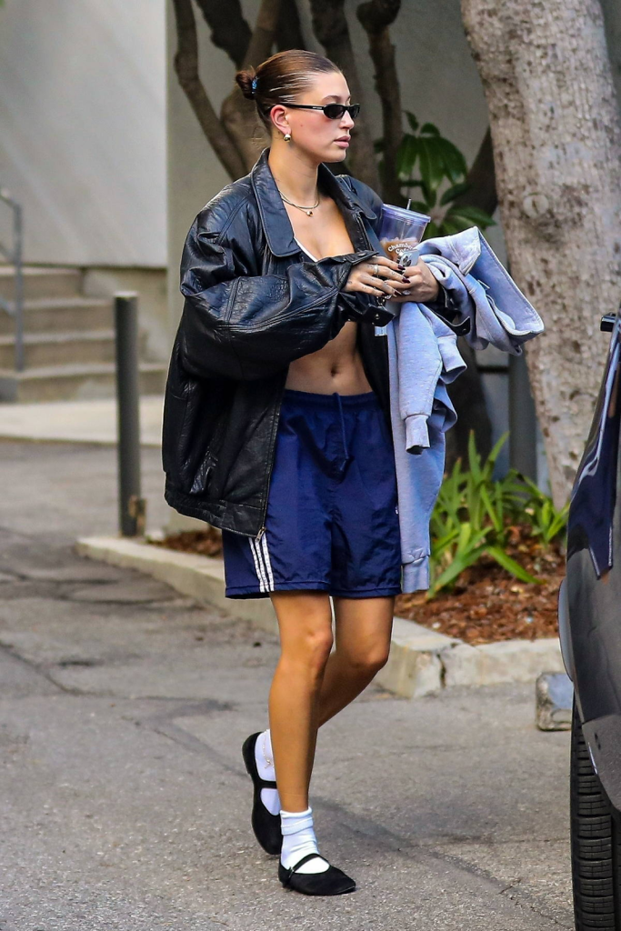 Hailey Bieber cùng chiếc bình nước đẹp của cô ấy