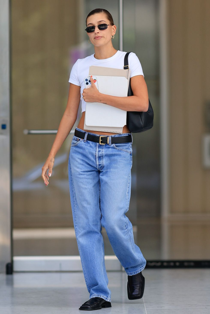 Hailey Bieber cùng chiếc quần jeans ống rộng đem lại cảm giác thoải mái nhưng không kém phần phong cách. 