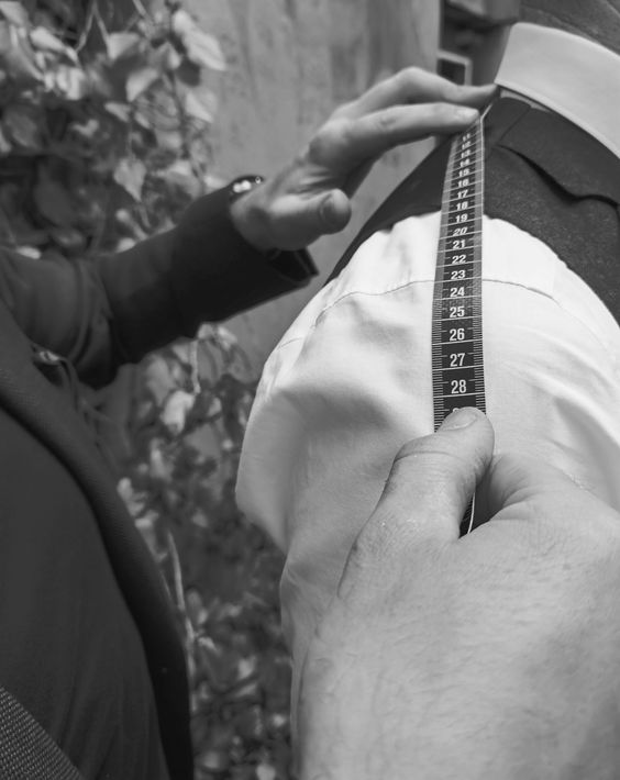 Tuy cả Bespoke và Made-to-Measure đều yêu cầu sự đo lường và vừa vặn trong quy trình tạo ra chúng, nhưng giữa chúng vẫn có những điểm khác biệt nhất định. 