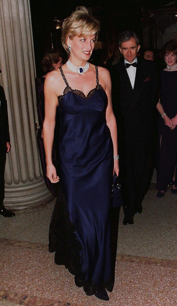 Công nương Diana cùng chiếc Slip Dress màu xanh Sapphire nổi bật trên thảm đỏ MET Gala 1996.