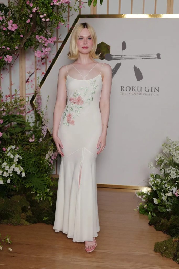 Elle Fanning cùng vẻ đẹp trong trẻo nhưng không kém phần quyến rũ trong chiếc Slip Dress cùng chi tiết thêu hoa tinh tế. 