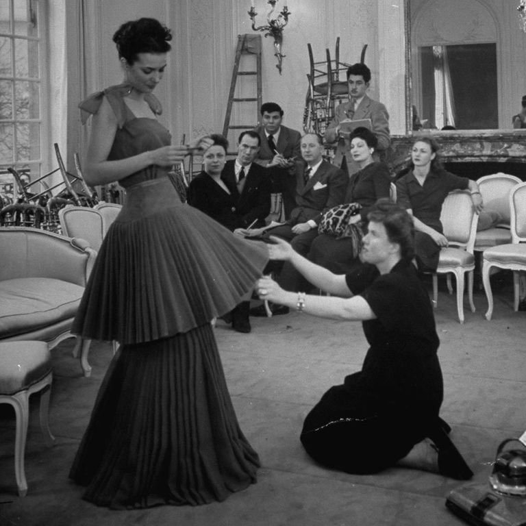 Công cuộc chuẩn bị cho show diễn Haute Couture của Christian Dior vào năm 1947.