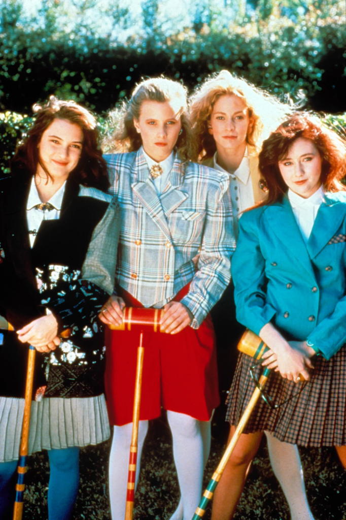 Ngay trước cả những biểu tượng như Clueless hay Gossip girl, Heathers (1989) là một trong những người tiên phong đưa mean girls cùng thời trang preppy lên màn ảnh.