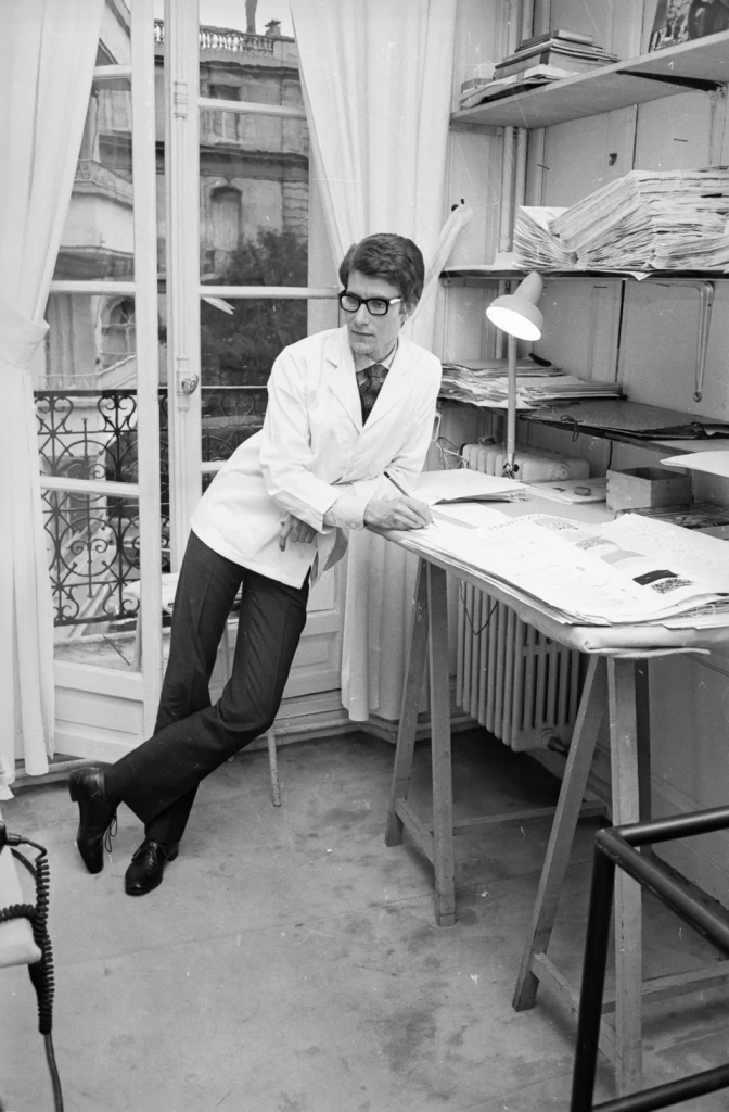 Yves Saint Laurent trong studio thiết kế của ông vào năm 1965.