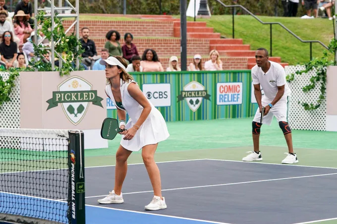 Emma Watson duyên dáng trên sàn đầu Pickleball. 