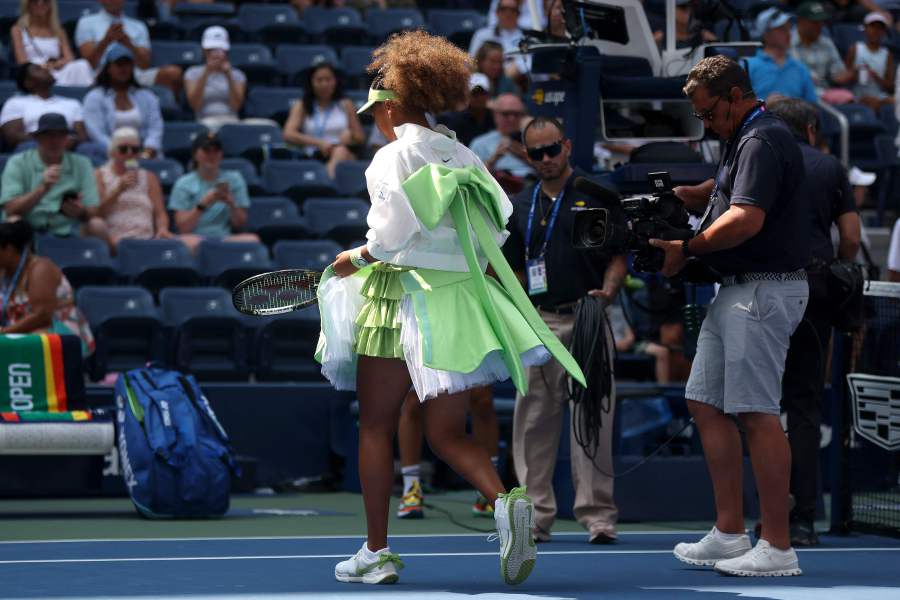 Naomi Osaka tháo rời phần váy tulle để chuẩn bị cho trận đấu. Ảnh: AFP/Getty Images.