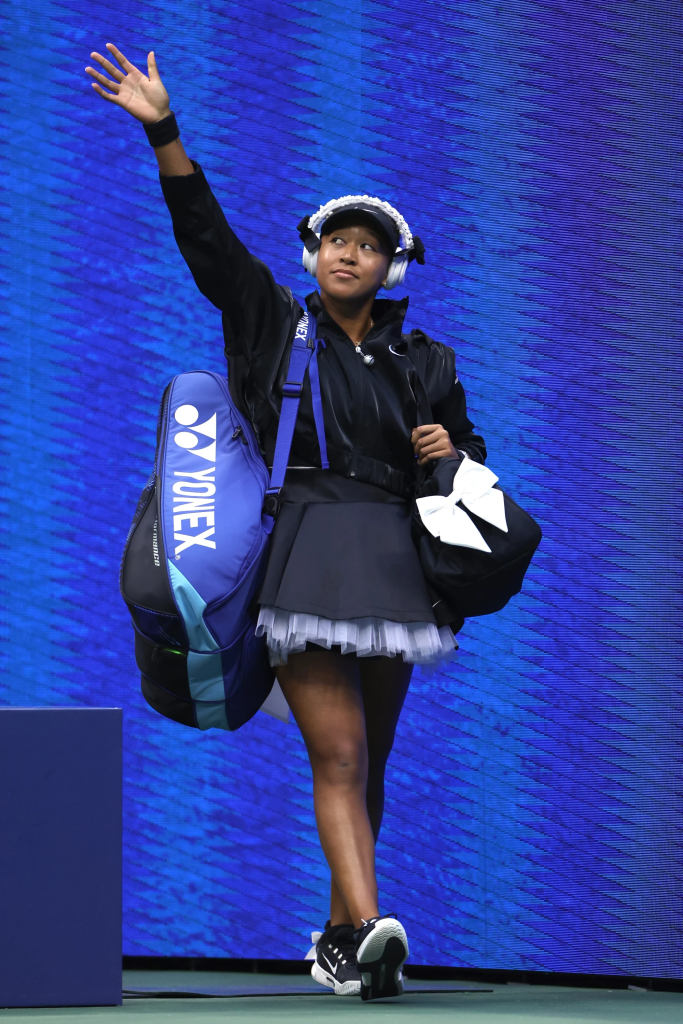 Naomi Osaka outfit: Ngoài tông màu xanh lá đầy ấn tượng, phiên bản màu đen của outfit này cũng cuốn hút không kém. Ảnh: WWD.