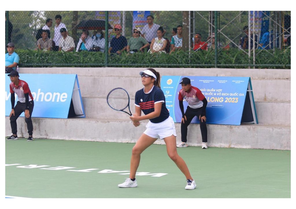 kinh nghiệm mua đồ tennis Demi Trần