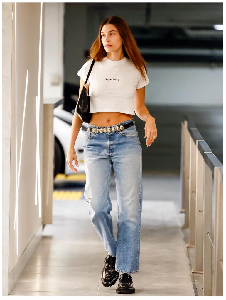 áo croptop và quần jeans ống rộng